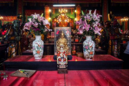 Foto de Hong Kong, 27 de marzo de 2019: Ofertas, deidades y flores dentro del Templo de Tin Hau en Hong Kong durante un día soleado - Imagen libre de derechos