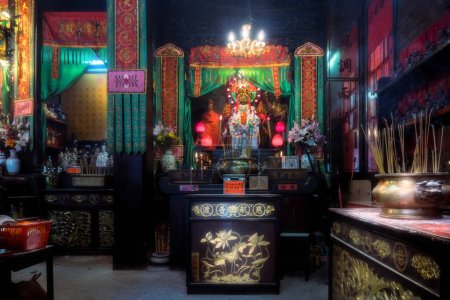 Téléchargez les photos : Hong Kong, 27 mars 2019 : divinités et démons à l'intérieur du temple Tin Hau à Hong Kong par une journée ensoleillée - en image libre de droit