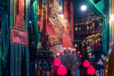 Téléchargez les photos : Hong Kong, 27 mars 2019 : divinités et démons à l'intérieur du temple Tin Hau à Hong Kong par une journée ensoleillée - en image libre de droit