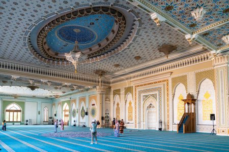 Téléchargez les photos : Tachkent, Ouzbékistan-11 août 2023 : les gens visitent la mosquée de l'Imam Khazrati dans le complexe de l'Imam Hazrati par une journée ensoleillée. - en image libre de droit