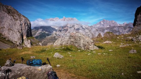 Foto de Trekking through the Picos de Europa en route to the Collado Jermoso refuge, Spain - Imagen libre de derechos