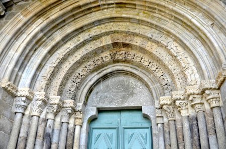 Foto de Arcos románicos del portal del monasterio de Pombeiro en Felgueiras, Portugal. - Imagen libre de derechos