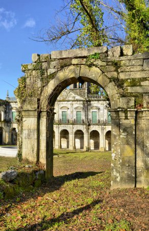 Foto de Claustro en ruinas del monasterio de Pombeiro en Felgueiras, Portugal - Imagen libre de derechos