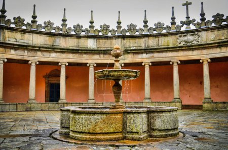 Téléchargez les photos : Cloître et fontaine du monastère Serra do Pilar à Vila Nova de Gaia, Portugal - en image libre de droit