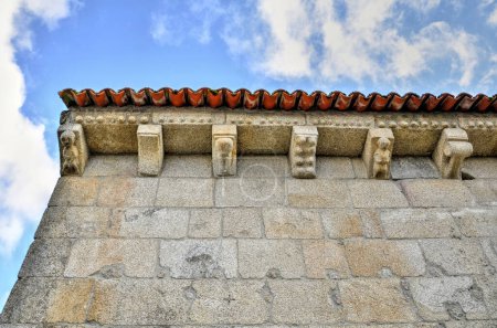 Téléchargez les photos : Détail sculptural du corbeau de l'église romane de Sernancelhe, Portugal - en image libre de droit
