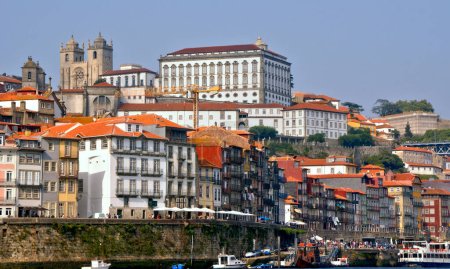 Foto de Casas tradicionales en la Ribeira en Oporto, Portugal - Imagen libre de derechos