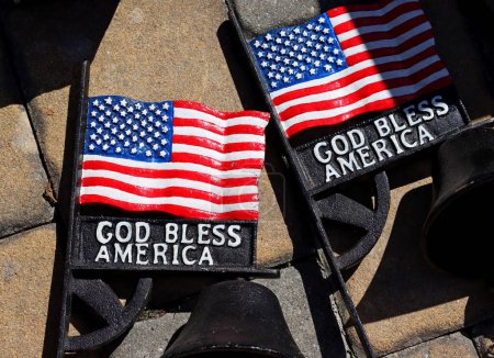 Metallschilder mit der amerikanischen Flagge und den Worten "God Bless America""