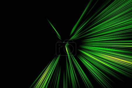 Téléchargez les photos : Surface abstraite de flou de zoom radial dans les tons verts sur fond noir. Fond abstrait lumineux avec des lignes radiales, divergentes et convergentes. - en image libre de droit