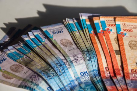 Téléchargez les photos : La tenge de la monnaie kazakhe est attisée. Dessin des armoiries sur la tenge currency. - en image libre de droit