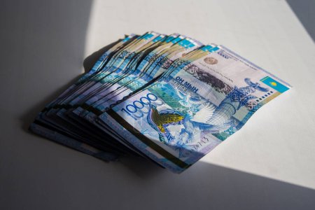 Téléchargez les photos : Tenge monétaire kazakh en coupures de 10.000 tenge. Conception de tenge monétaire kazakh. - en image libre de droit