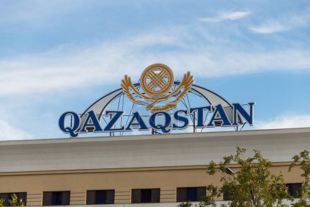 Téléchargez les photos : Atyrau, Kazakhstan (Qazaqstan), 04.09.2023 - Shanyrak, aigle et l'inscription Qazaqtan sur le bâtiment de l'hôtel Kazakhstan dans la ville d'Atyrau au Kazakhstan - en image libre de droit