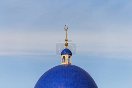 Téléchargez les photos : Dôme avec la lune dans la mosquée Imangali dans la ville d'Atyrau - en image libre de droit