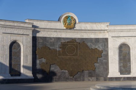Téléchargez les photos : Atyrau, Kazakhstan (Qazaqstan), 03.09.2023 - Symboles d'Etat de la République du Kazakhstan - Armoiries, hymne et carte de la République du Kazakhstan - en image libre de droit
