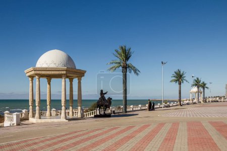 Téléchargez les photos : Rotonde, objets décoratifs et palmiers artificiels sur le remblai de la mer Caspienne dans la ville d'Aktau - en image libre de droit