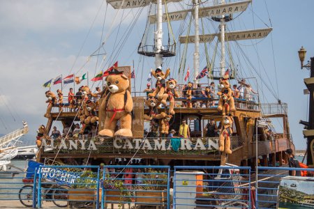 Photo for Turkey Turkiye, Alanya, 06.09.2023: Catamaran Alanya with teddy bear pirates at the pier. Beautiful pirate ship with teddy bears. Excursion on ships in Turkey. Flags of different countries on the ship. - Royalty Free Image