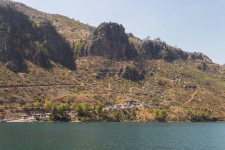 Des bus touristiques ont amené les touristes au Green Canyon. Green Canyon en Turquie, la ville de Manavgat. Lac-réservoir artificiel. Excursions au Canyon Vert.