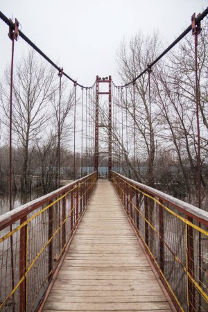 Hängebrücke über den Fluss Tschagan in Uralsk. Hängebrücke über den Fluss.