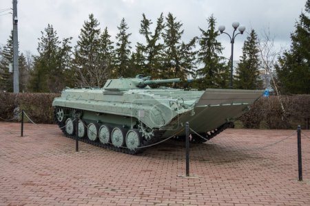 Téléchargez les photos : Uralsk, Oral, Kazakhstan (Qazaqstan), 07.04.2024 - Exposition BMP véhicule de combat d'infanterie sur la place de la Victoire à Uralsk. - en image libre de droit
