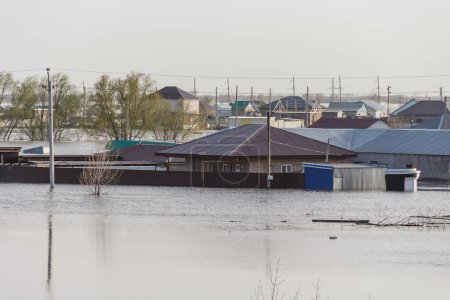 Foto de Inundación en Kazajstán. Una zona inundada de la ciudad. Casas privadas inundadas como resultado de las inundaciones. - Imagen libre de derechos