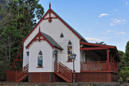 Téléchargez les photos : Construit en bois dans le style traditionnel Queenslander Yungaburra Chapelle initialement placé -AD 1901 à 2002- dans la ville d'Atherton, puis désconsacré et déplacé à Yungaburra pour servir la communauté locale. QLD-AUS - en image libre de droit