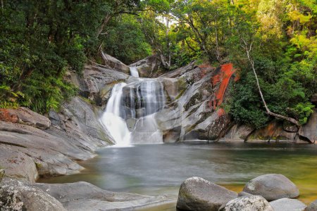 Josephine Creek fließt durch dichten Regenwald den Bartle Frere Mountain hinunter, während sie über Granitblöcke stolpert, um die malerische Josephine Falls-Kaskade zu bilden. Region Cairns-Queensland-Australien.