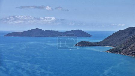 Téléchargez les photos : Vue aérienne de Fitzroy-aborigène Koba ou Gabar-forêt tropicale humide couvert île continentale au large de la péninsule du Cap Grafton et avec son propre système de récifs coralliens. Cairns-Queensland-Australie. - en image libre de droit