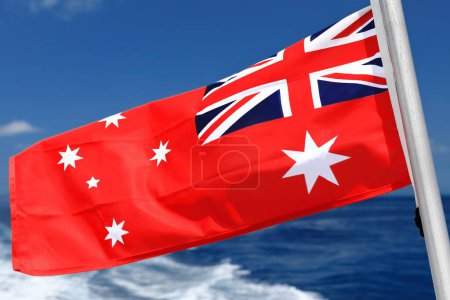 Foto de The Australian Red Ensign: official flag to be flown at sea by Australian registered merchant ships-pleasure and fishing craft can fly either the Red Ensign or the National Flag but not both at a time - Imagen libre de derechos