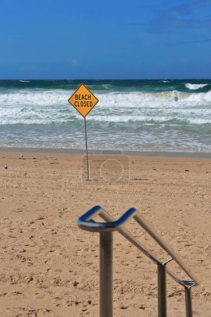 Téléchargez les photos : The World Surfing Reserve-ranked Manly Beach, one of Australia's most famous beaches -closed due to bad sea conditions- curves two kilometres from South Steyne to N.Steyne and Queenscliff. Sydney-NSW. - en image libre de droit
