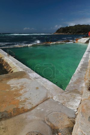 Téléchargez les photos : Forme triangulaire Fairy Bower rockpool de l'océan à marée coupé et dynamité par les habitants en 1929 au large de Marine Parade l'une des piscines historiques le long de la côte pour la baignade en eau salée. Banlieue virile-Sydney-NSW-Australie - en image libre de droit