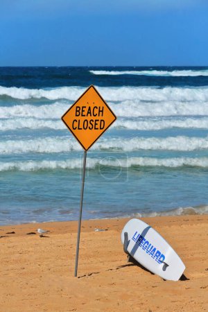 Téléchargez les photos : The World Surfing Reserve-ranked Manly Beach, one of Australia's most famous beaches -closed due to bad sea conditions- curves two kilometres from South Steyne to N.Steyne and Queenscliff. Sydney-NSW. - en image libre de droit