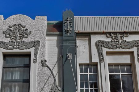 Téléchargez les photos : Ornement Art Nouveau sur la façade d'une maison datant de la décennie 1900 dans la rangée de bâtiments qui composent le côté sud du centre commercial piétonnier Corso dans la banlieue virile. Sydney-NSW-Australie. - en image libre de droit