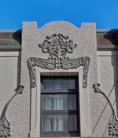 Foto de Adorno Art Nouveau en la parte superior de la fachada de una casa que data de la década de 1900 en la fila de edificios que componen el lado sur del centro comercial peatonal The Corso en el suburbio varonil. Sydney-NSW-Australia. - Imagen libre de derechos