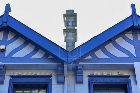 Téléchargez les photos : Bâtiment blanc de style fédération datant des faïences de toit en bois peint en bleu des années 1890 et charpente ondulée en bois sur les pignons du côté nord du centre commercial The Corso. Banlieue virile-Sydney-NSW-Australie. - en image libre de droit