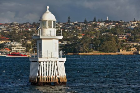 Téléchargez les photos : Le phare à pile Eastern Channel appelé Eastern Wedding Cake en raison de son phare à pile de forme active au large de la banlieue de Laings Point-Vaucluse, vu du traversier de Manly à Circular Quay. Port de Sydney-Australie - en image libre de droit