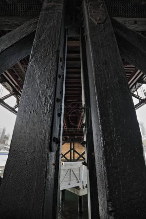 Foto de Vista de la estructura de oscilación abierta del puente Pyrmont ciclista-peatonal de madera de corteza de hierro y acero que data de 1902 y abarca 369 ms.on 14 tramos. Darling Harbour-Sydney-NSW-Australia. - Imagen libre de derechos