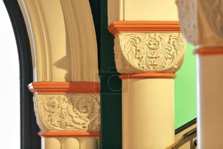 Foto de Capiteles románicos de renacimiento con ábacos y astrágalos pintados de naranja sobre columnas y pilastras dentro del Queen Victoria Building-QVB en el distrito financiero CBD-Central. Sydney-NSW-Australia. - Imagen libre de derechos