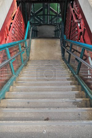 Foto de Dos tramos de escaleras de hormigón con barandilla verde que desciende desde el extremo oriental del puente Pyrmont entre Cockle Bay Wharf y Pier 26 Wharf-east side of Darling Harbour. Sydney-NSW-Australia. - Imagen libre de derechos