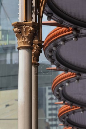 Foto de IMAGEN DE ENFOQUE SELECTIVO: Columna doble que apoya la terraza de E.Way & Co.building y el toldo en voladizo de la antigua tienda departamental Grace Bros., ambas frente al Pitt Street Mall. Sydney-NSW-Australia. - Imagen libre de derechos