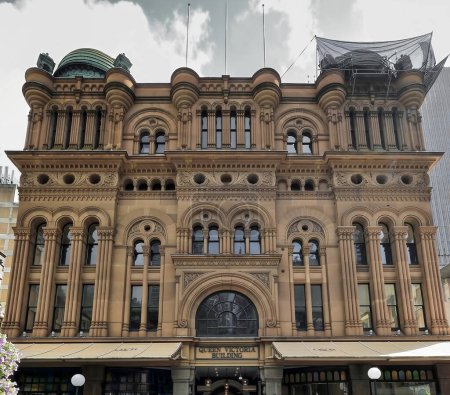 Foto de Sydney, Australia-16 de octubre de 2018: El edificio Queen Victoria, declarado Patrimonio de la Humanidad, terminó en 1898 en estilo Románico Revival, fachada frente a Druitt Street con toldos en voladizo, paredes de arenisca, cúpulas de cobre en el Distrito Central de Negocios-CBD. - Imagen libre de derechos