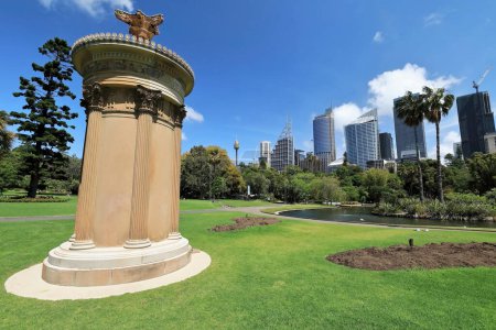 Foto de El monumento corágico Lysicrates en el césped 39-Real Jardín Botánico con el fondo de rascacielos de gran altura CBD. Sydney-Australia-664 - Imagen libre de derechos