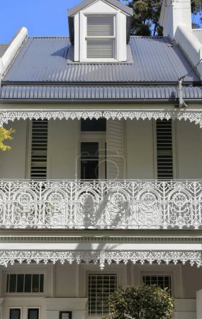 Téléchargez les photos : Façade de la maison terrasse dans le style victorien filigrane avec véranda éminente décorée avec des écrans en fonte de dentelle à texture complexe sur l'avenue Barcom, banlieue Darlinghurst. Sydney-NSW-Australie. - en image libre de droit