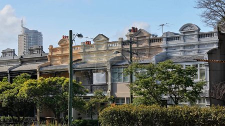Téléchargez les photos : Maisons en terrasse de style filigrane victorien avec des vérandas proéminentes décorées avec des écrans en fonte de dentelle et des parapets de style Melbourne sur Glenmore Rd, Paddington. Sydney-NSW-Australie - en image libre de droit