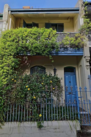Téléchargez les photos : Maison victorienne de style filigrane avec porte bleue et véranda en fonte sur Ormond Street, Paddington. Sydney-Australie-692 - en image libre de droit