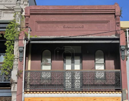 Téléchargez les photos : Façade de la maison terrasse de style filigrane victorien avec mur marron et véranda peinte en gris décorée avec écran en fonte laquée sur Ormond Street, banlieue de Paddington. Sydney-NSW-Australie. - en image libre de droit