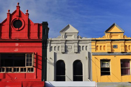 Téléchargez les photos : Rangée de parapets de toit au sommet du patrimoine coloriste Terrasses commerciales victoriennes avec auvents en porte-à-faux pour abriter les devantures le long du sentier de la rue Oxford, banlieue de Paddington. Sydney-NSW-Australie. - en image libre de droit