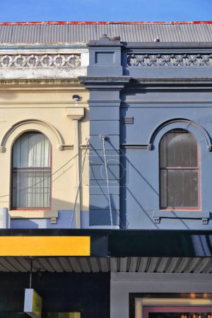 Téléchargez les photos : Course de terrasses commerciales victoriennes avec parapet à balustrade, toit en tôle inclinée et auvents en porte-à-faux sur les devantures du sentier d'Oxford Street, banlieue de Paddington. Sydney-NSW-Australie. - en image libre de droit