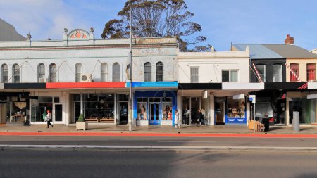 Téléchargez les photos : Course de terrasses commerciales victoriennes avec des types de parapet à pignon plat et visible sur le toit, et auvents en porte-à-faux pour abriter les boutiques devant le sentier de la rue Oxford, banlieue de Paddington. Sydney-NSW-Australie. - en image libre de droit