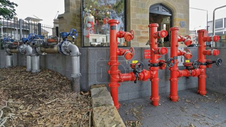 Foto de Punto de refuerzo de los bomberos en Oxford Street proporcionando un accesorio para que los bomberos suministren agua adicional a un sistema de hidrantes en caso de emergencia. Paddington suburb, Sydney, NSW, Australia. - Imagen libre de derechos