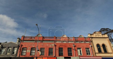 Téléchargez les photos : Trois types de parapets de toit sur des terrasses commerciales victoriennes colorées avec auvents en porte-à-faux pour abriter les devantures le long du sentier pédestre Oxford Street, dans la banlieue de Paddington. Sydney-NSW-Australie. - en image libre de droit