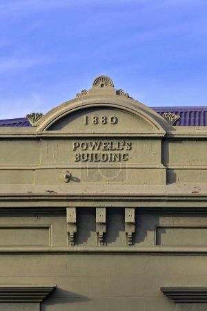 Téléchargez les photos : Un étage, AD 1880 patrimoine historique bâti Victorienne terrasse commerciale avec parapet orné, mur de cendre peint vert kaki, toit en tôle, sur Oxford St-Paddington banlieue. Sydney-NSW-Australie. - en image libre de droit
